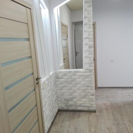 Apartment On Kryvorizhstal Street 35-24 Krivoy Rog Ngoại thất bức ảnh