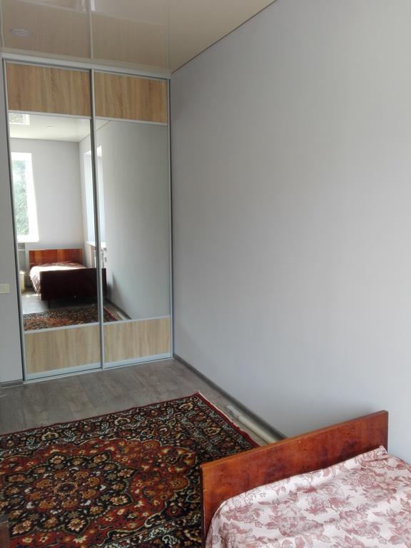 Apartment On Kryvorizhstal Street 35-24 Krivoy Rog Ngoại thất bức ảnh